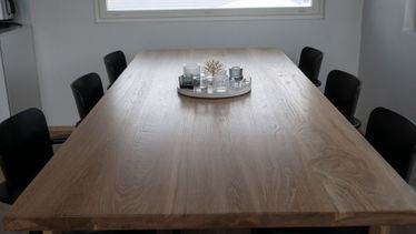 Suuri puinen ruokapöytä ja tuolit