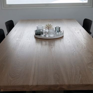 Suuri puinen ruokapöytä ja tuolit