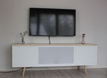 Vaalea puinen tv-taso ja taulu tv